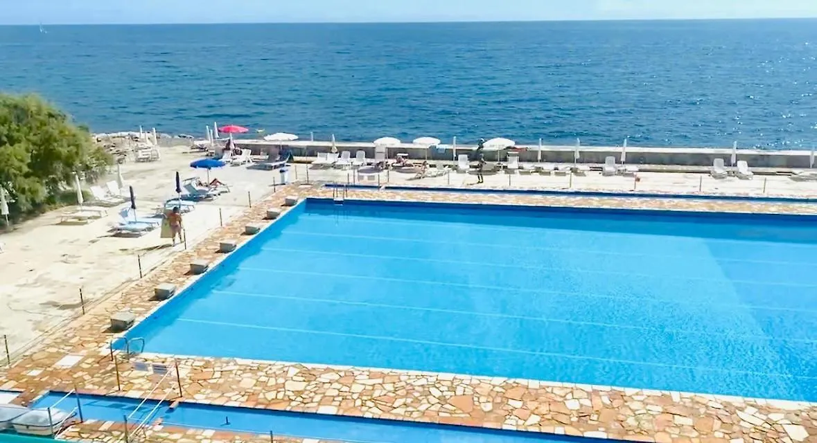 Suite Seaside Home - Fronte Mare Con Piscina Ospedaletti 0*,  Italy